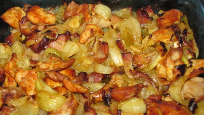 Přírodní drůbeží na cibuli a slanině se šťouchanými brambory
