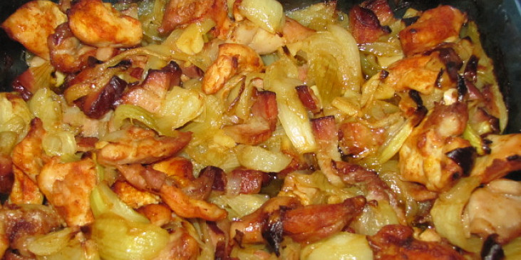 Přírodní drůbeží na cibuli a slanině se šťouchanými brambory