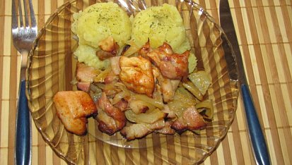 Přírodní drůbeží na cibuli a slanině se šťouchanými brambory