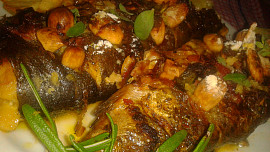 Pstruh  plněný, s vůní bylinek, mandlí a koření