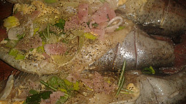 Pstruh  plněný, s vůní bylinek, mandlí a koření