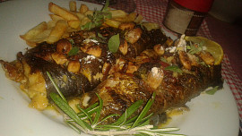 Pstruh  plněný, s vůní bylinek, mandlí a koření