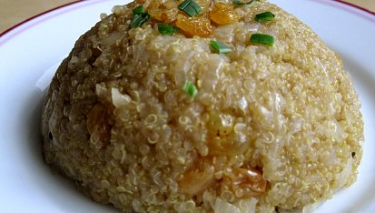 Quinoa s rozinkami a karamelizovanou cibulí