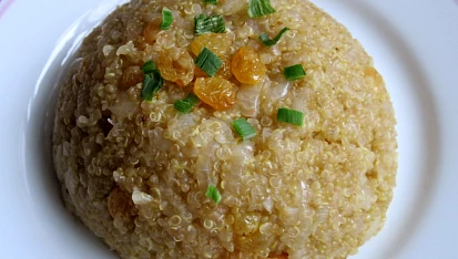 Quinoa s rozinkami a karamelizovanou cibulí