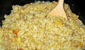 Quinoa s rozinkami a karamelizovanou cibulí