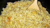 Quinoa s rozinkami a karamelizovanou cibulí