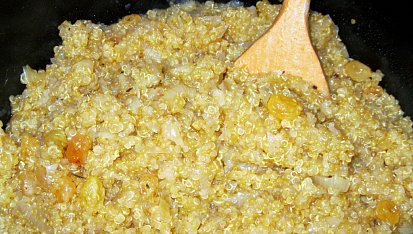 Quinoa s rozinkami a karamelizovanou cibulí