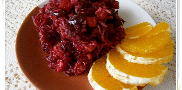 Salát z červené řepy s pomerančem a brusinkami