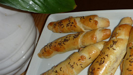 Škvarkovo-česnekové rohlíčky