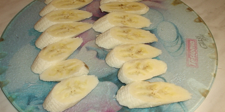 banán nakrájíme našikmo