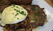 Steak z nízkého roštěnce s cibulkou restovanou na špeku a rozpečeným Hermelínem