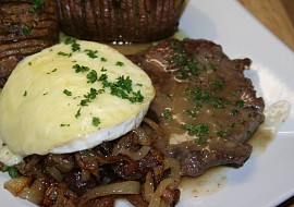 Steak z nízkého roštěnce s cibulkou restovanou na špeku a rozpečeným Hermelínem