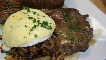 Steak z nízkého roštěnce s cibulkou restovanou na špeku a rozpečeným Hermelínem