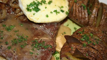 Steak z nízkého roštěnce s cibulkou restovanou na špeku a rozpečeným Hermelínem