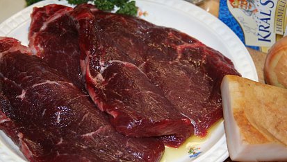 Steak z nízkého roštěnce s cibulkou restovanou na špeku a rozpečeným Hermelínem