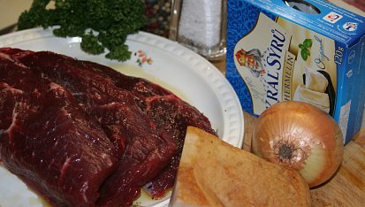 Steak z nízkého roštěnce s cibulkou restovanou na špeku a rozpečeným Hermelínem