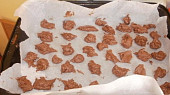 Tvarohový švédský koláč, udělané kuličky kakaové