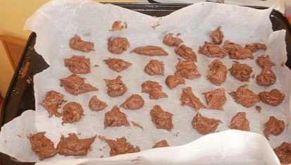 Tvarohový švédský koláč, udělané kuličky kakaové