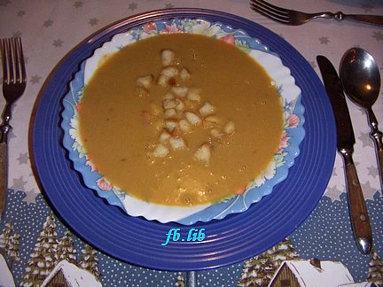 Vánoční rybí polévka krémová, Polévka posypaná s osmaženou houskou.