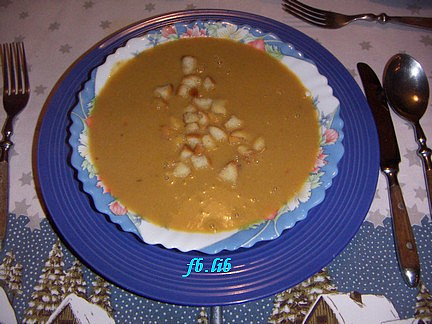 Vánoční rybí polévka krémová (Polévka posypaná s osmaženou houskou.)