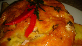 Vinná klobáska  zapečená se sýrovo-houbovým těstíčkem