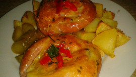 Vinná klobáska  zapečená se sýrovo-houbovým těstíčkem