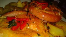 Vinná klobáska  zapečená se sýrovo-houbovým těstíčkem