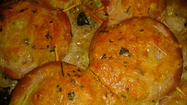 Vinná klobáska  zapečená se sýrovo-houbovým těstíčkem