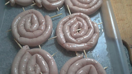 Vinná klobáska  zapečená se sýrovo-houbovým těstíčkem