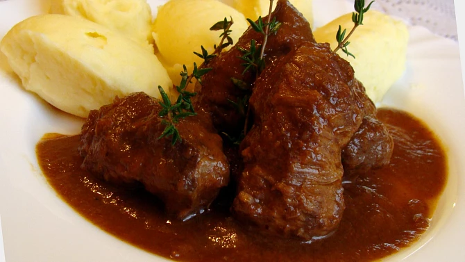 Voňavá vepřová líčka s červeným vínem a bylinkami, Dobrou chuť ;-).