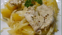 Česnekové smotky z vepřového masa na bramborách a zelí v PH