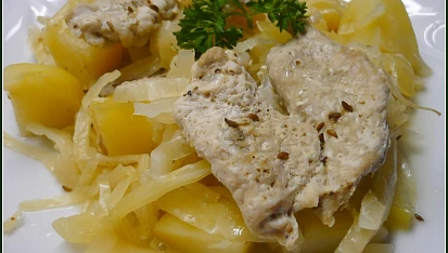 Česnekové smotky z vepřového masa na bramborách a zelí v PH