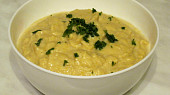 Hummus s karamelizovanou cibulkou