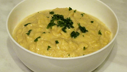 Hummus s karamelizovanou cibulkou