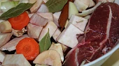Hovězí loupaná plec na víně po italsku