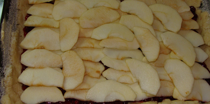 Jablečný koláč s brusinkami a ořechy