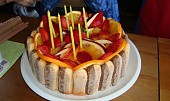 Jiříkův ovocný dort (V tom fofru jsem zapomněla fotit, už bez mašle a bez pár svíček :()