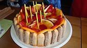 Jiříkův ovocný dort, V tom fofru jsem zapomněla fotit, už bez mašle a bez pár svíček :(