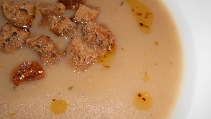 Kaštanová polévka s chilli olejem