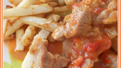 Maso z krůtího stehna na cibuli a rajčatech