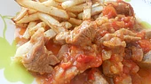 Maso z krůtího stehna na cibuli a rajčatech