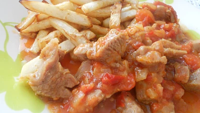 Maso z krůtího stehna na cibuli a rajčatech