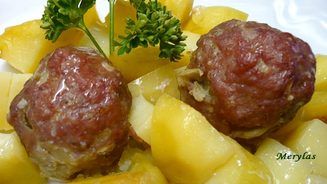 Kuličky z vepřového masa plněné růžičkovou kapustou