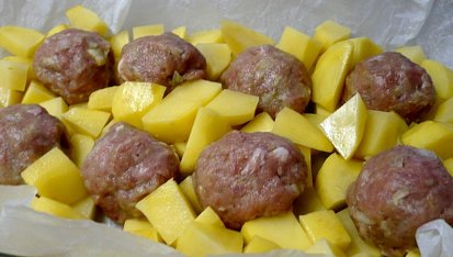 Kuličky z vepřového masa plněné růžičkovou kapustou