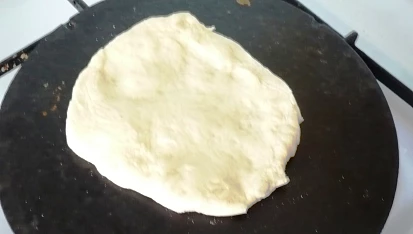 Kynuté placky se smetanou pečené na plotýnce