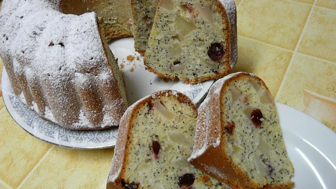 Maková bábovka s hruškami a sušenými brusinkami