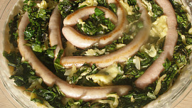 Mangoldový koláč s vinnou klobásou