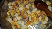 Nedělní (sváteční) knedle, polovinu housek osmažíme na másle...