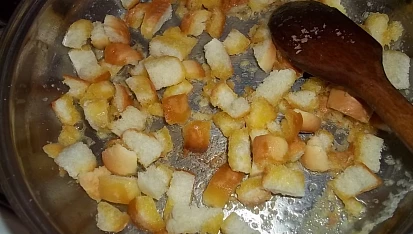 Nedělní (sváteční) knedle, polovinu housek osmažíme na másle...