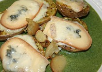Pečené brambory s variací sýrů podávané na špenátu